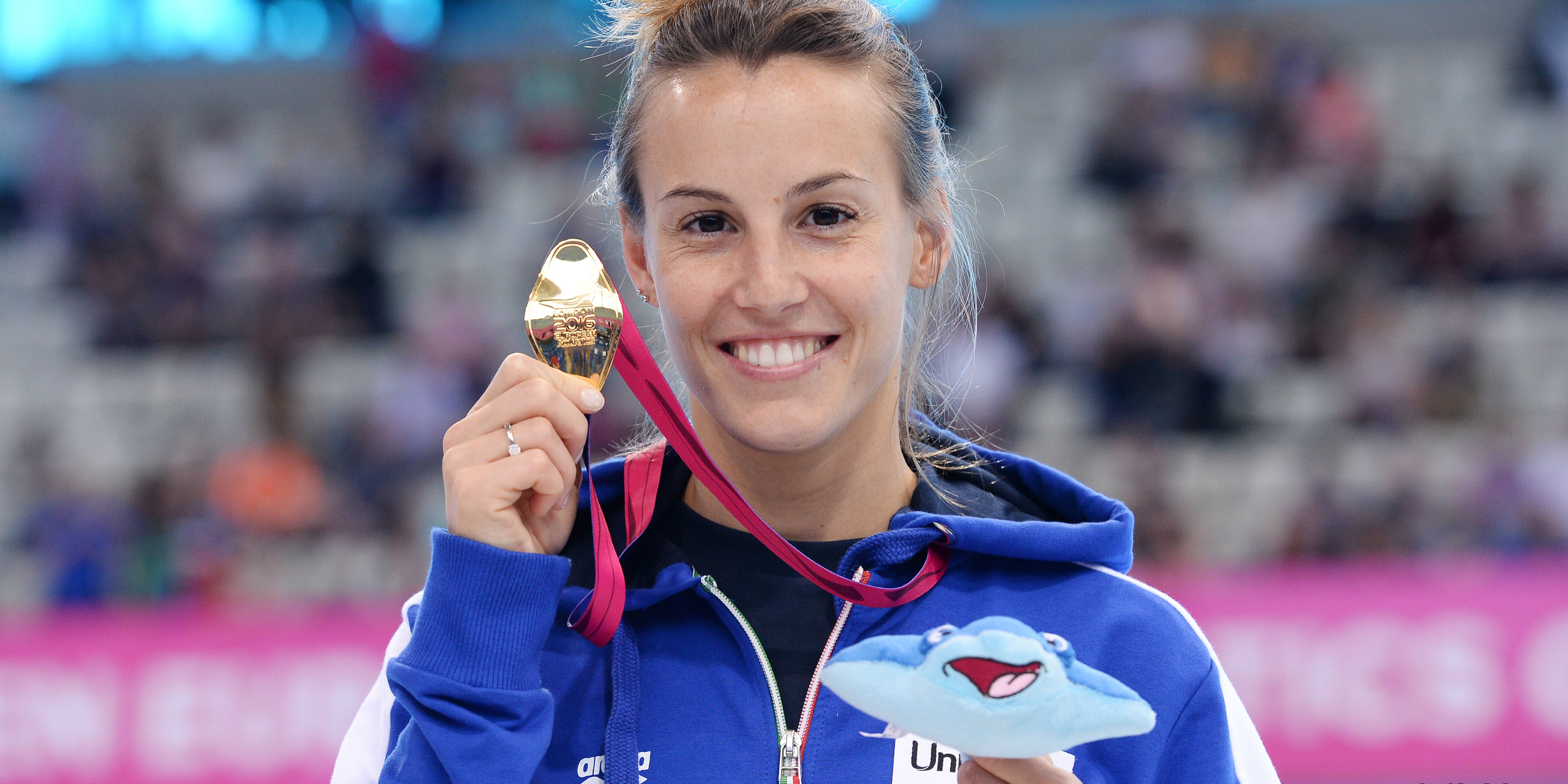 Campionessa di Tuffi Tania Cagnotto mostra la sua medaglia olimpiadi sponsor costumi arena water instinct